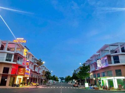 Nhà phố 1 trệt, 2 lầu, 1 lửng sát bên Siêu Thị Go