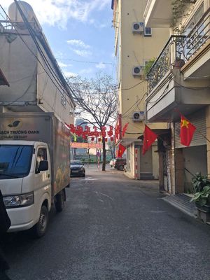 Bán Nhà Phân Lô , DT45.6, 2 xe oto tránh Giá Hợp Lí