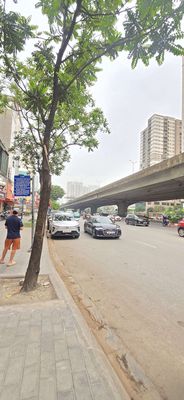 Tôi cần bán nhà 3tầng mặt phố Khuất Duy Tiến.