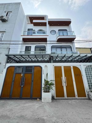 Giảm mạnh 1 tỷ, nhà 3 tầng , xây mới 100%, hẻm oto, gần sông