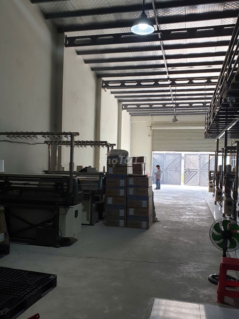 HOT- Bán gấp xưởng sạch đẹp 10x45, gần ngã 3 Mỹ Hạnh, sổ hồng riêng