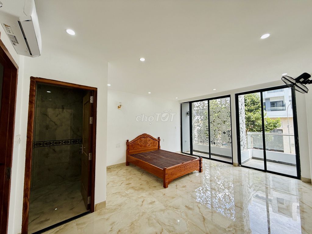 Bán Nhà Phố Full Nội Thất 5 Phòng Ngủ Có Thang Máy - KDT Trung Nguyên