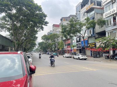 Nhà mặt phố Trần Quốc Hoàn - 50m2 x 6 tầng 1 hầm, thông sàn, Thang máy