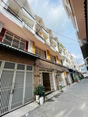 NHÀ QL13 NGAY VẠN PHÚC. TRỆT LỬNG 2 LẦU 4PN 4WC ( XE HƠI ĐỖ CỬA )