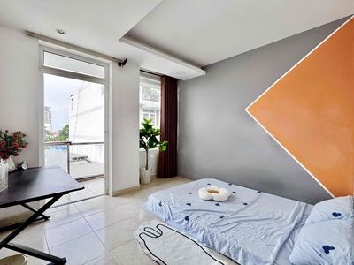 Căn hộ full nội thất 2PN -2WC cực rộng có ban công lớn khu Sân bay TSN