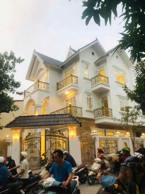 Cho thuê biệt thự căn góc Linh Đàm: 180m2, 4 tầng, 35tr