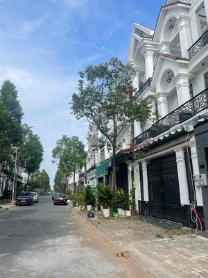 Nhà lầu full nội thất KdC Nam Long 2