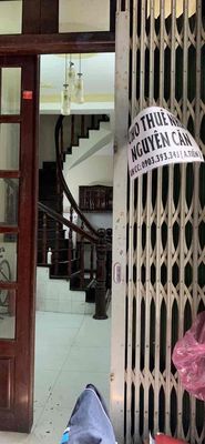 Nhà nguyên căn mới sơn sửa 3 tolet 3 phong ngu khu chợ Hoà Bình Q5