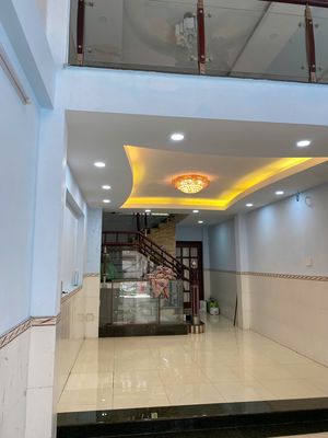 Cho thuê nhà 4 lầu nguyên căn đối diện bệnh viện Nguyễ Tri Phương