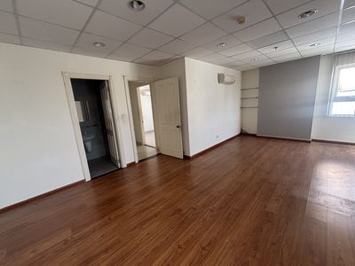 Cho thêu căn phúc yên2 dt200m 5pn3wc nhà trống chỉ 12tr có máy lạnh.