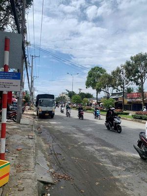 Nhà trệt 2 lầu mặt tiền Nguyễn Văn Cừ