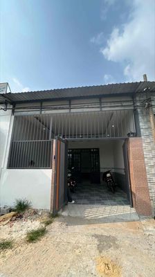 Sân nhà rộng thoáng, nhà đường TL824 giáp Hóc Môn