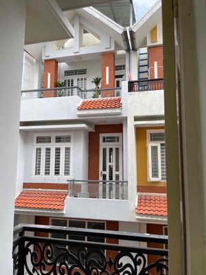Nhà kế Vạn Phúc City xe hơi đậu trong nhà