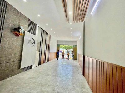 Cho thuê nhà đẹp mới  mặt tiền kinh doanh nguyên căn đường Nguyễn Ái Q