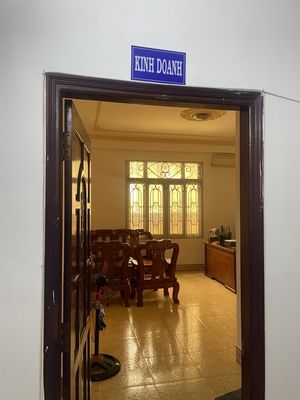 Cho thuê lại một nửa căn nhà hiện đang làm văn phòng công ty
