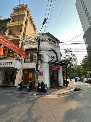 Cho thuê mặt bằng thời trang 1trệt2 lầu, full nội thất gỗ sang trọng.