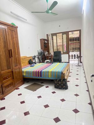 Cho thuê nhà 4 tầng 4 pn ngay phố chùa bộc đống đa HN
