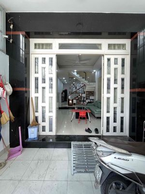 cho thuê nhà 3 Tầng hẻm xe hơi full nội thất sát Lê Văn Việt