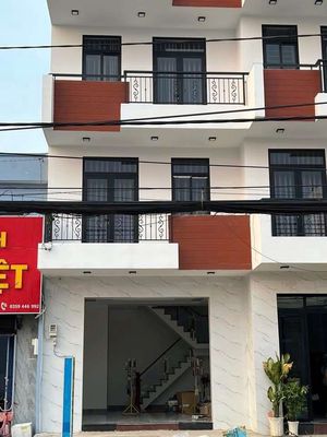 NHÀ MỚI 1 TRỆT 2 LẦU, SÂN THƯỢNG CÓ 2PN,3WC. MẶT TIỀN ĐƯỜNG LỚN