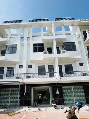 Nhà mới 3 lầu 4pn 4 máy lạnh KdC 586