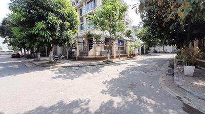 Biệt thự ngõ 234 Hoàng Quốc Việt, dt 260m2 xây 5 tầng, 1 hầm giá 60tr