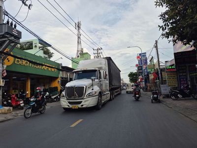 cho thuê Xưởng 4000m2 xây dựng 2000m2 đường xe Container Q12 