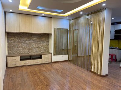 Cho thuê căn hộ mặt đường Láng Hạ để ở và kinh doanh