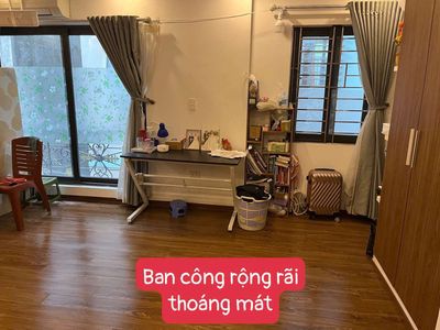 Phòng tầng 3 ngõ 236 khương đình sàn gỗ ban công thoáng
