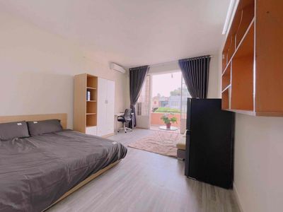 Căn Hộ Tách Bếp - Ban Công - Full Nội Thất - Máy Giặt Riêng- Sân Bay