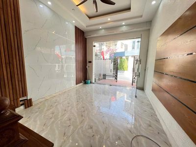 Cho thuê nhà sân cổng phố Văn Cao, DT: 55m2, 4 p.ngủ.