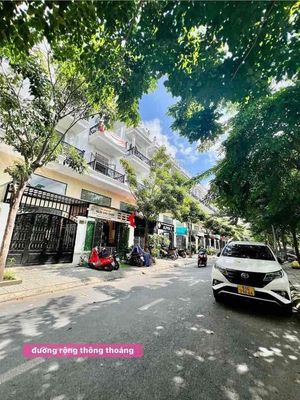 Cho Thuê Nhà Phố Ngã Tư Ga DT 240m2 1Trệt 3Lầu 4Pn 5Wc Sân Thượng