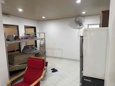 Tập thể tầng 1 ở + KD đi ra Đê La thành mới 20m
