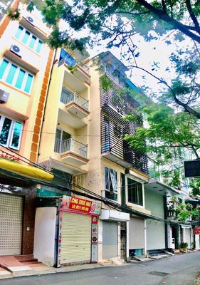 CHO THUÊ NHÀ NGUYÊN CĂN MẶT HỒ HOÀNG CẦU – 5 TẦNG – Ô TÔ ĐỖ CỬA
