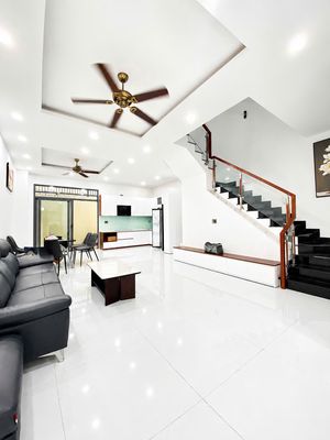 Cho thuê nhà khu compound Verosa Park trêt 2 lầu 3 phòng wc riêng