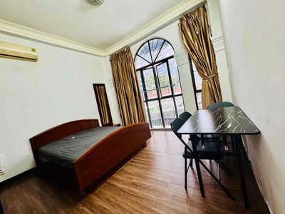 Phòng cửa sổ lớn 25m2 lầu2, mặt tiền, ngay cv HVT P4 Nhà Ga T3