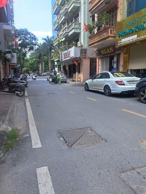 Cho thuê nhà ngõ 2 phố Hoàng Sâm, Dt 40m2 x 4 tầng 1 tum, đường 8m 