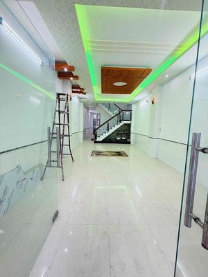 Nhà rộng 2 lầu 4pn 3 máy lạnh Mặt tiền Nguyễn Hiền