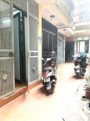 Cho thuê nhà 4 tầng, cách mặt phố Trương Định 50m, diện tích 33m2