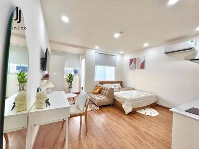 Studio Tone Trắng Sàn Gỗ Siêu Xinh Full Ánh Sáng Tự Nhiên