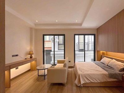 Studio không gian mở tone gỗ ấm có ban công thoáng ngay Chợ Bến Thành