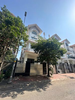 Cho Thuê Biệt Thự 200m2 Thiết Kế Trống Sàn KDC HimLam P.Tân Hưng Quận7