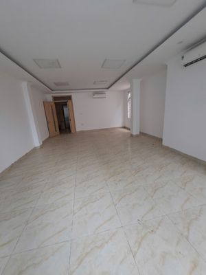 Tòa nhà văn phòng tại Cầu Giấy rộng 70m2 x 7 tầng thông sàn thang máy