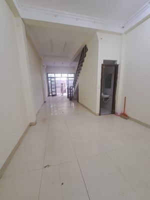 Cho thuê nhà ngõ 20 phố Nghĩa Đô. Diện tịch 45m2 x 5 tầng, 18 triệu