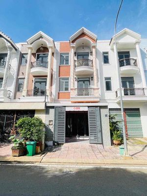 Nhà sạch sẽ 2 lầu 4pn3wc đối diện công viên Q.9