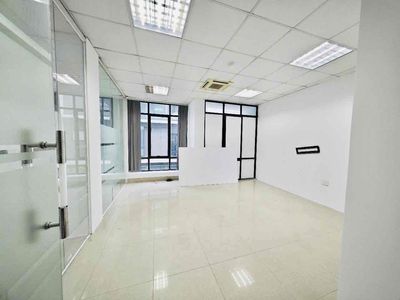 Cho thuê văn phòng tại Nguyễn Chí Thanh 130m2 giá 24t view full kính