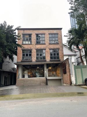 NGUYÊN CĂN NGAY CMT8 10M X 20M HẦM TRỆT 2 LẦU TRỐNG 