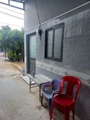 Còn phòng căn đầu, nhà mới, tách bếp, có cửa hậu