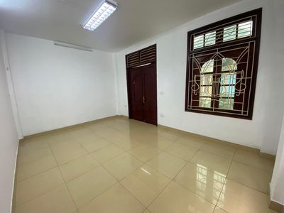 Văn phòng 40m² tại 193 Trung Kính - Cầu Giấy. Giá 4 triệu.