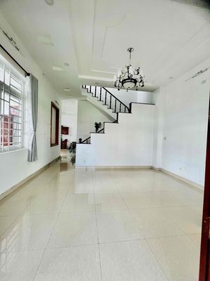 Cho Thuê Nhà DT 180m2 1Trệt 2Lầu 4Pn 4Wc Sân Xe Máy Hẻm Xe Tải