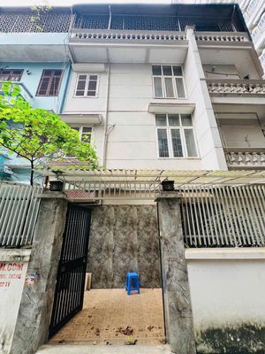 Nhà ngõ 1 phố Trần Quốc Hoàn, 55m2 x 4 tầng + sân,  giá 22 triệu/tháng